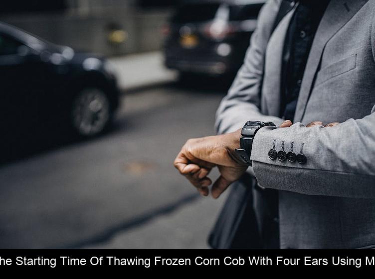 What is the starting time of thawing frozen corn cob with four ears using microwave?